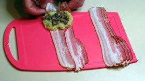 Рулетики из бекона и пюрешки.