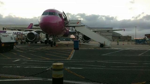 LUTON AIRPORT TIMELAPSE, London смотреть онлайн
