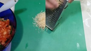 Салат "Обжорка" из копченой колбасы и фасоли.