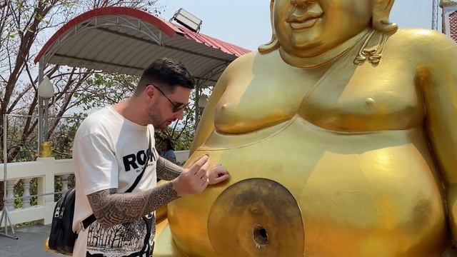 Паттайя. Храм Истины. Живые креветки на ужин. смотреть онлайн