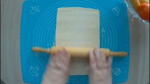 Пирог из дрожжевого слоеного теста / с абрикосовым джемом /  курагой  / миндалем /