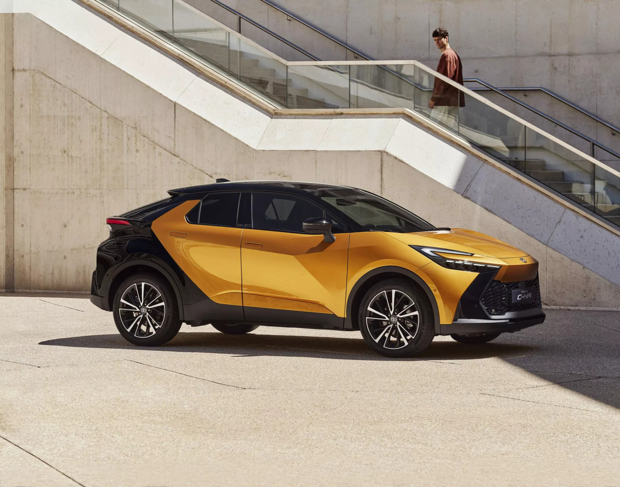 Новая Тойота c-HR 2021