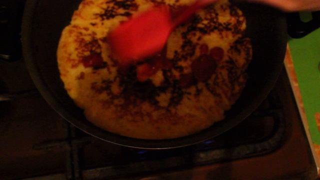 Картофельная пицца на сковороде -замечательное  и очень вкусное  блюдо .