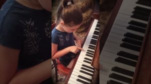 Спят усталые игрушки на пианино