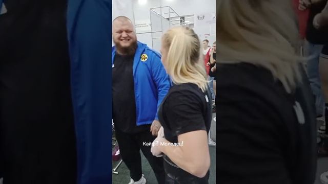 Мама троих детей Александра Бердникова выжала 370 кг в троеборье на соревнованиях в Тюмени! #шортс смотреть онлайн