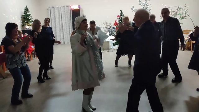 Танец "Маленьких утят"...на Новогоднем огоньке...? ? ?27.12.22.г. смотреть онлайн