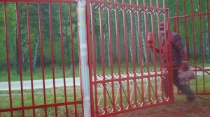 Крашу забор красной краской ПФ-115