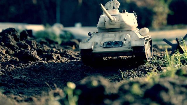 T-3485 RC Model 116 Tank Test Trumpeter T-3485 with snow defilade outdoor test!