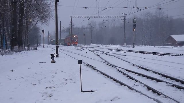 Тепловоз ТЭП70БС-020 с ретро-вагонами и паровоз Эу683-32 смотреть онлайн