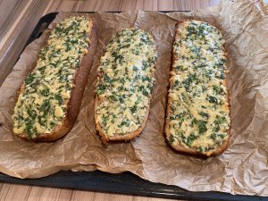 10 минут и готово! ПИКАНТНЫЙ чесночный хлеб.