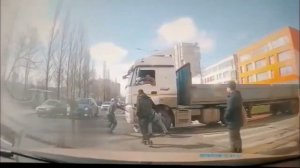 Вот почему опасно переходить дорогу прямо перед грузовиком