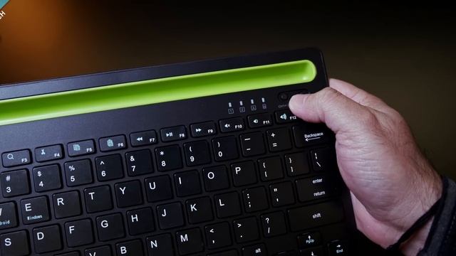 iGEAR DualConnect Wireless Multi Device Keyboard, connect with 2 devices (Rs. 2175)