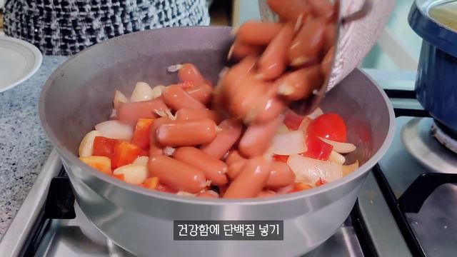 집밥 브이로그) 김치찌개 꼭 그렇게 다 먹었쏘야지만 속이 후련했냐? | 소세지야채볶음, 김치찌개, 쏘야, 피칸파이, 배추삼겹살찜, 쫄면, 초코크림빵 | 요리브이로그 (ENG)