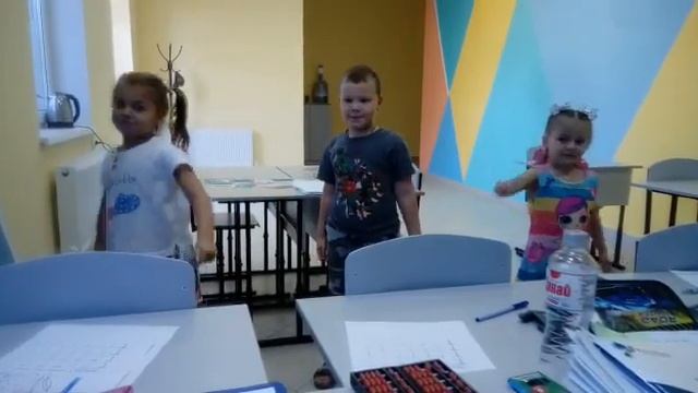 Веселая физкульт-минутка у малышей смотреть онлайн