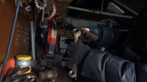 Пробую  запрессовать полиуретановые втулки в рычаги Волги. Polyurethan-Ärmel