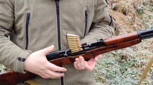 Заряжаем СКС с обоймы.