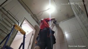 Ремонт в ванной комнате, натяжной потолок. Лучше делать так.