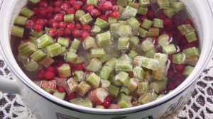 Кисель из замороженной красной смородины и ревеня