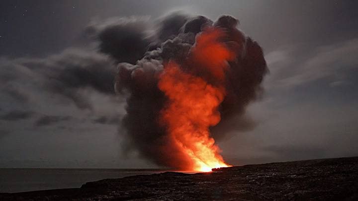 Вулкан Эбеко на Курилах выбросил столб пепла на 2,5 км