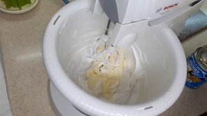 Меренговый рулет с заварным кремом