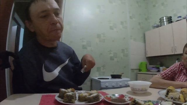 РОЛЛЫ СВОИМИ РУКАМИ 2 Я ЧАСТЬ   МУКБАНГ #помощь #жизнь #доступнаясреда #любовь