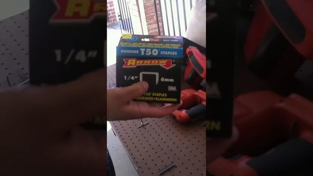 BEST Tutorial on How to load a PowerShot Pro stapler gun. смотреть онлайн