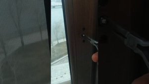 Ручка на окне прокручивается, как вертолет!