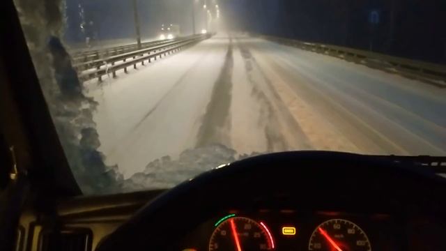 ДАЛЬНОБОЙ УСНУЛ И ПОПАЛ В МЕТЕЛЬ, МОРОЗНЫЙ И СНЕЖНЫЙ РЕЙС НА VOLVO, ПРОСПАЛ НА ЗАПРАВКЕ смотреть онлайн