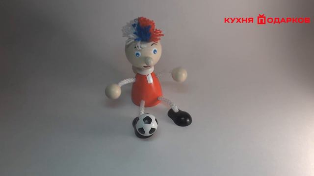 Деревянная игрушка футболист