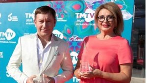 Зайнаб Фархетдинова и Айдар Галимов на красной дорожке премии ТМТВ