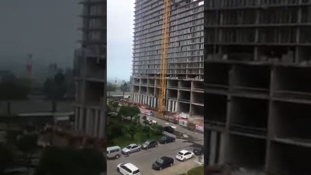 Ураган в Батуми 25 05 2019 здание вот-вот рухнет  Hurricane in Batumi, building is about to collaps