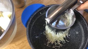 Рецепт: картофельное пюре на молоке с пармезаном и мускатным орехом