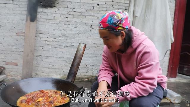 苗大姐教你丰胸好办法，猪蹄焖黄豆，软烂入味营养好，吃完有效果Sister Miao uses duck meat to make skewers, it's so delicious