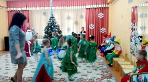 Танец в детском саду.Маленькие Ёлочки!