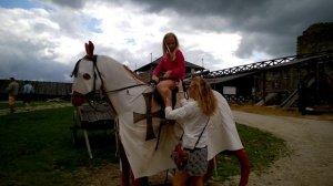 Мать на глазах ребенка бьет лошадь!