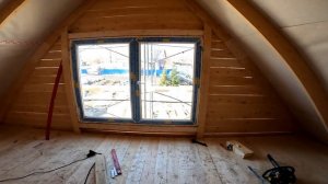 Окно на мансардной крыше. Участок освобождается от снега.