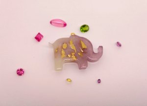 Перламутровый слон. брелок из эпоксидки