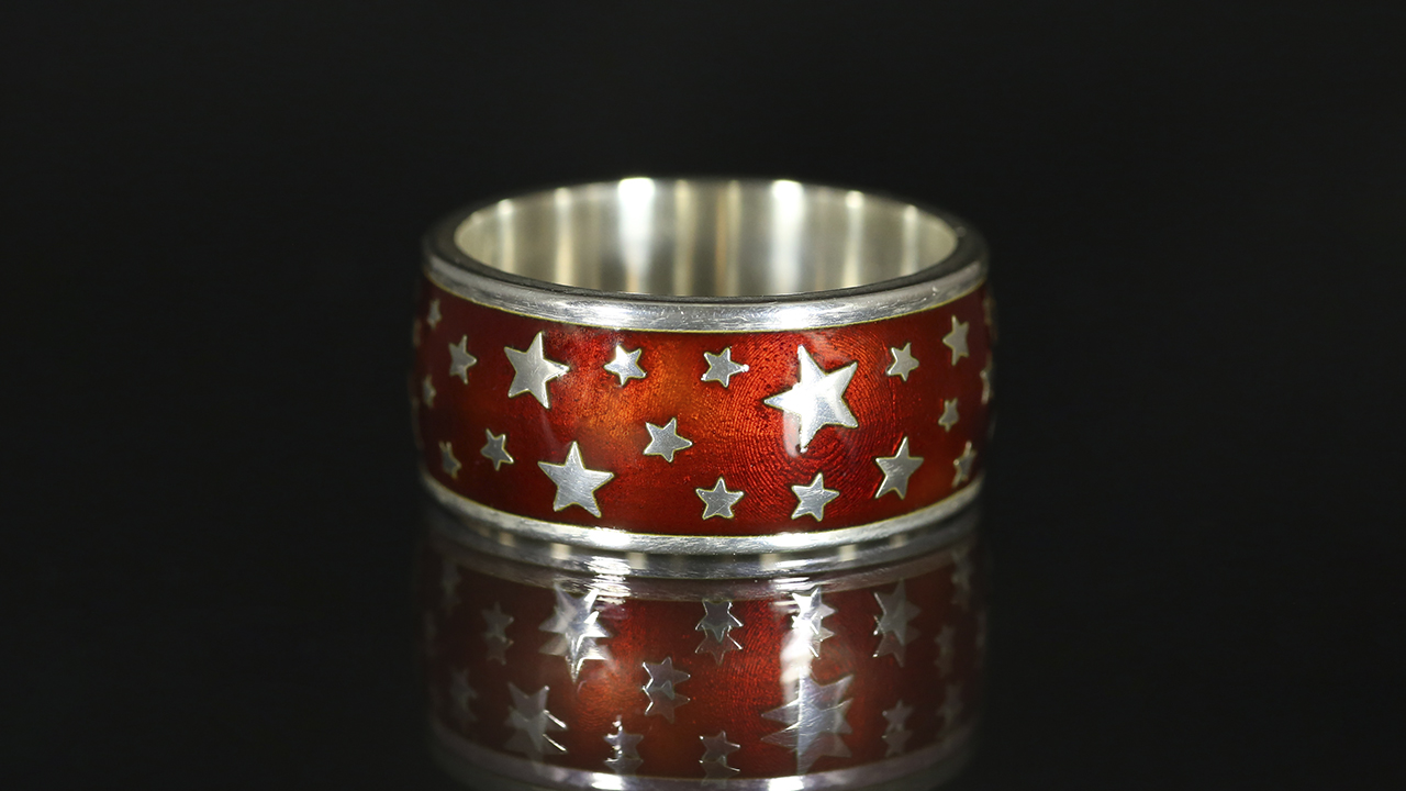 Кольцо со звездами и с рубиновой горячей эмалью в серебре