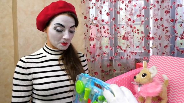 Видео для детей про игры в больницу. Доктора Игрушек у куклы Эмили. Веселые Клоуны лечат игрушки! смотреть онлайн