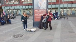 Уличные музыканты: скрипка и виолончель