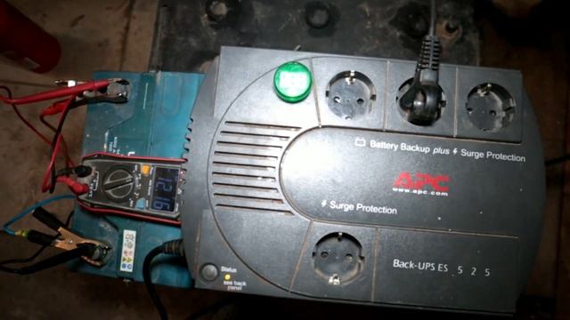 Тестую інвертор зроблений своїми руками з комп'ютерного безперебійника!Виключили світло, вихід є!! смотреть онлайн