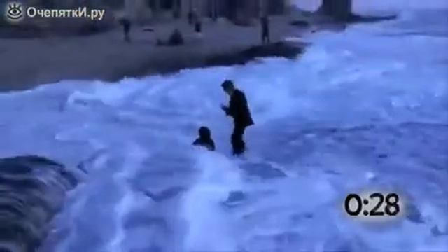 Волны сбивают людей смотреть онлайн