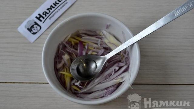 Салат Чиполлино с луком, яйцом и сметаной