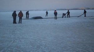 Машина тонет в озере Капа.