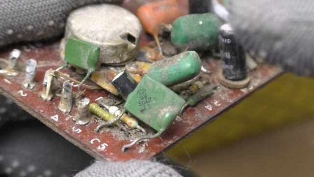 КОРОБКА С ДОРОГИМ РАДИО-ХЛАМОМ С НИХ ДОСТАЮ ДЕТАЛИ КОТОРЫЕ СТОЯТ 227000 ТЫС. руб за 1кг