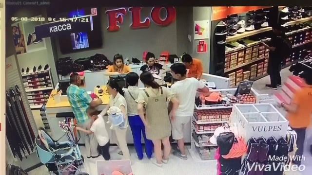 Взрослая женщина украла подарочный пакет в котором было карточка , деньги и дух. смотреть онлайн