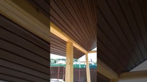 Монтаж потолка на крыльце и карнизов кровли софитами в срубе. Расширенная версия