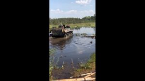 ГАЗУШКА НЫРЯЕТ ПОД ВОДУ С РАЗГОНА.
