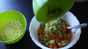 Салат с консервированной фасолью и солеными огурцами простой вкусный сытный .