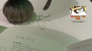 Дипинс флиртует с официанткой